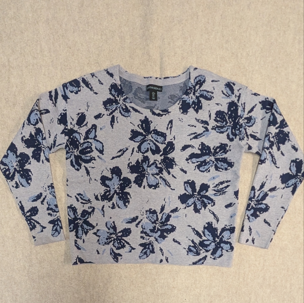 Cynthia Rowley Beautiful Gray & Blue Floral Scoop Neck Sweater Size Large